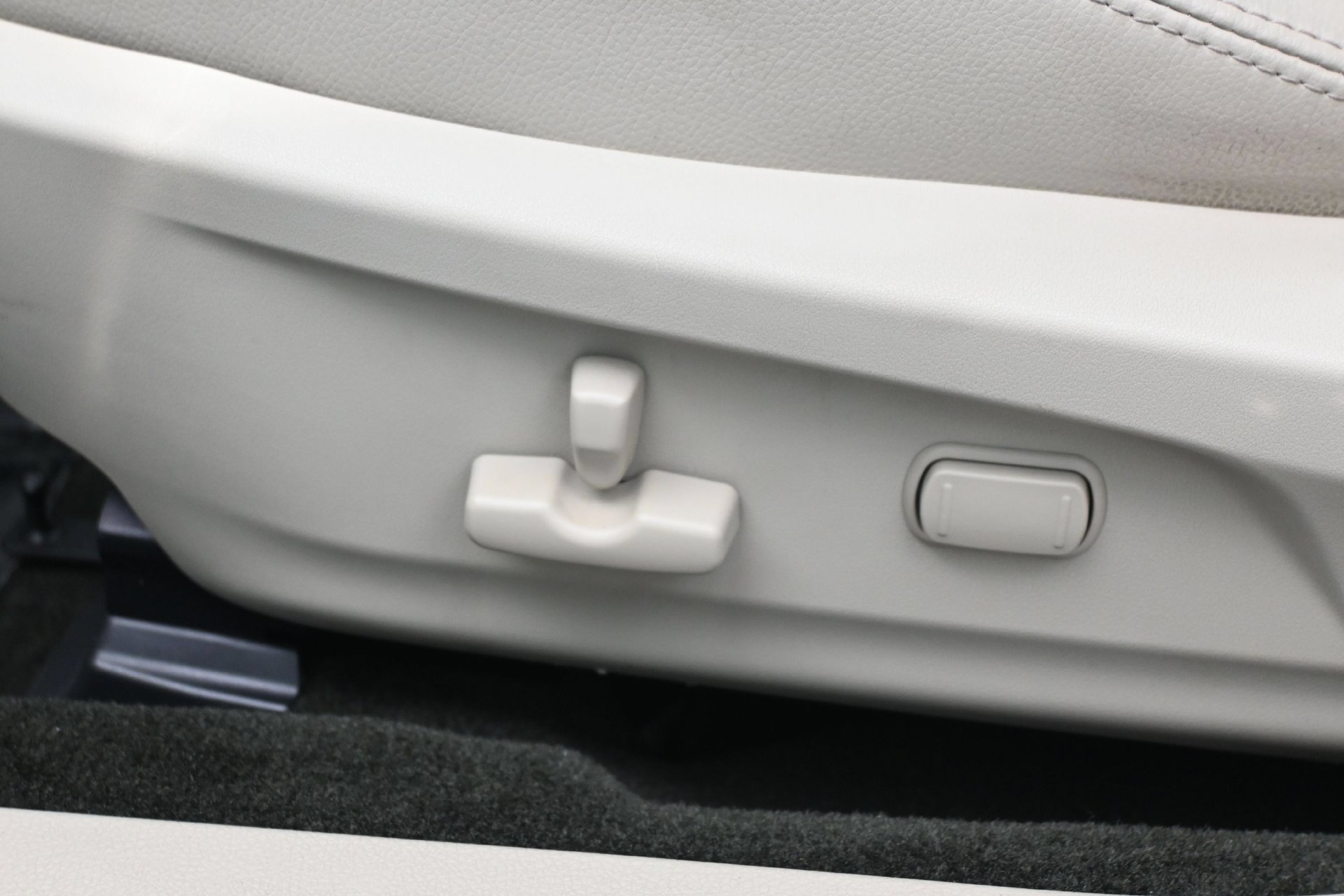Used 2012 Satin White Pearl Subaru 2.5i image 20