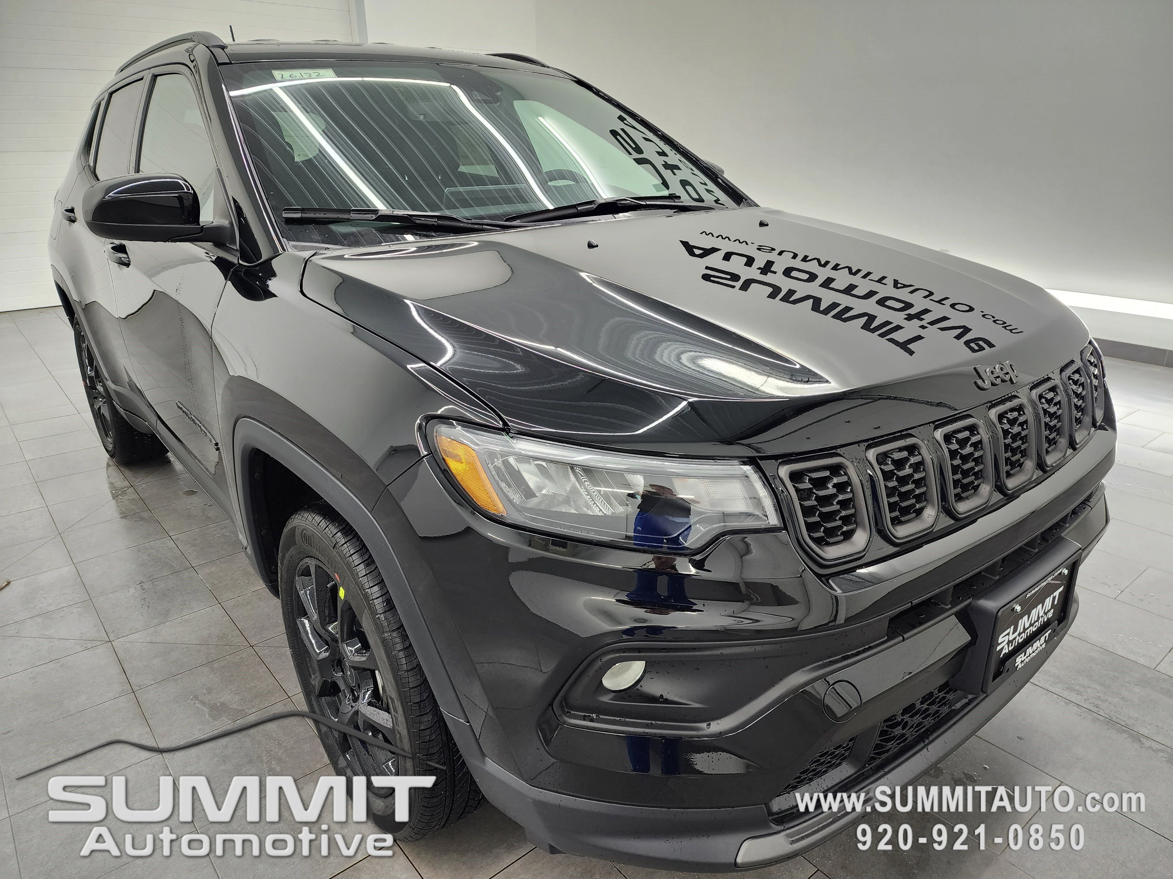 New 2026 Diamond Black Crystal Pearl-Coat Exterior Paint Jeep Latitude image 2