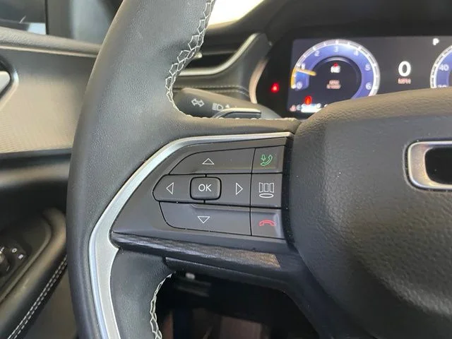 Used 2025 Silver Jeep Laredo image 12