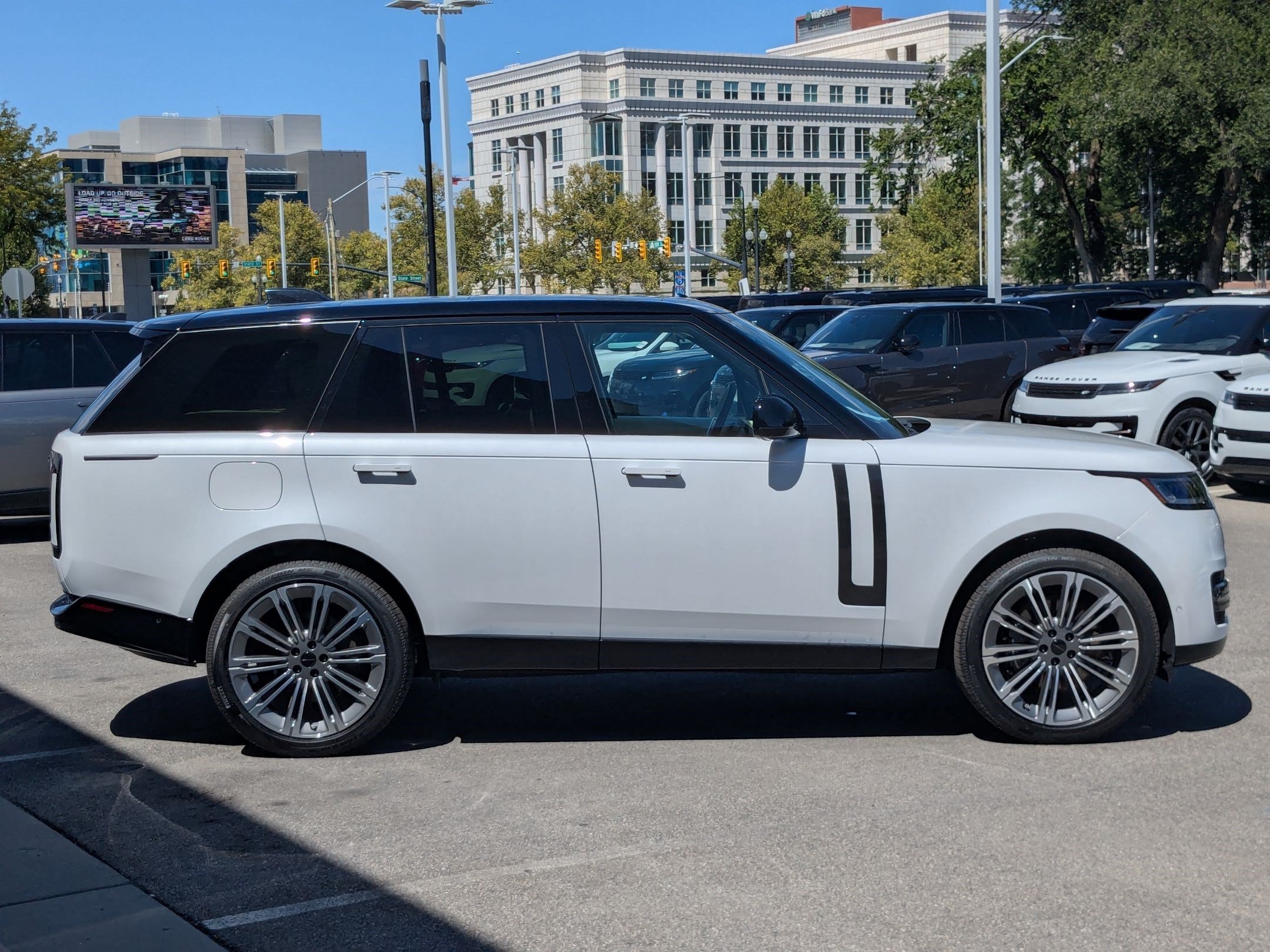 New 2026 Ostuni Pearl White Land Rover P530 SE image 4