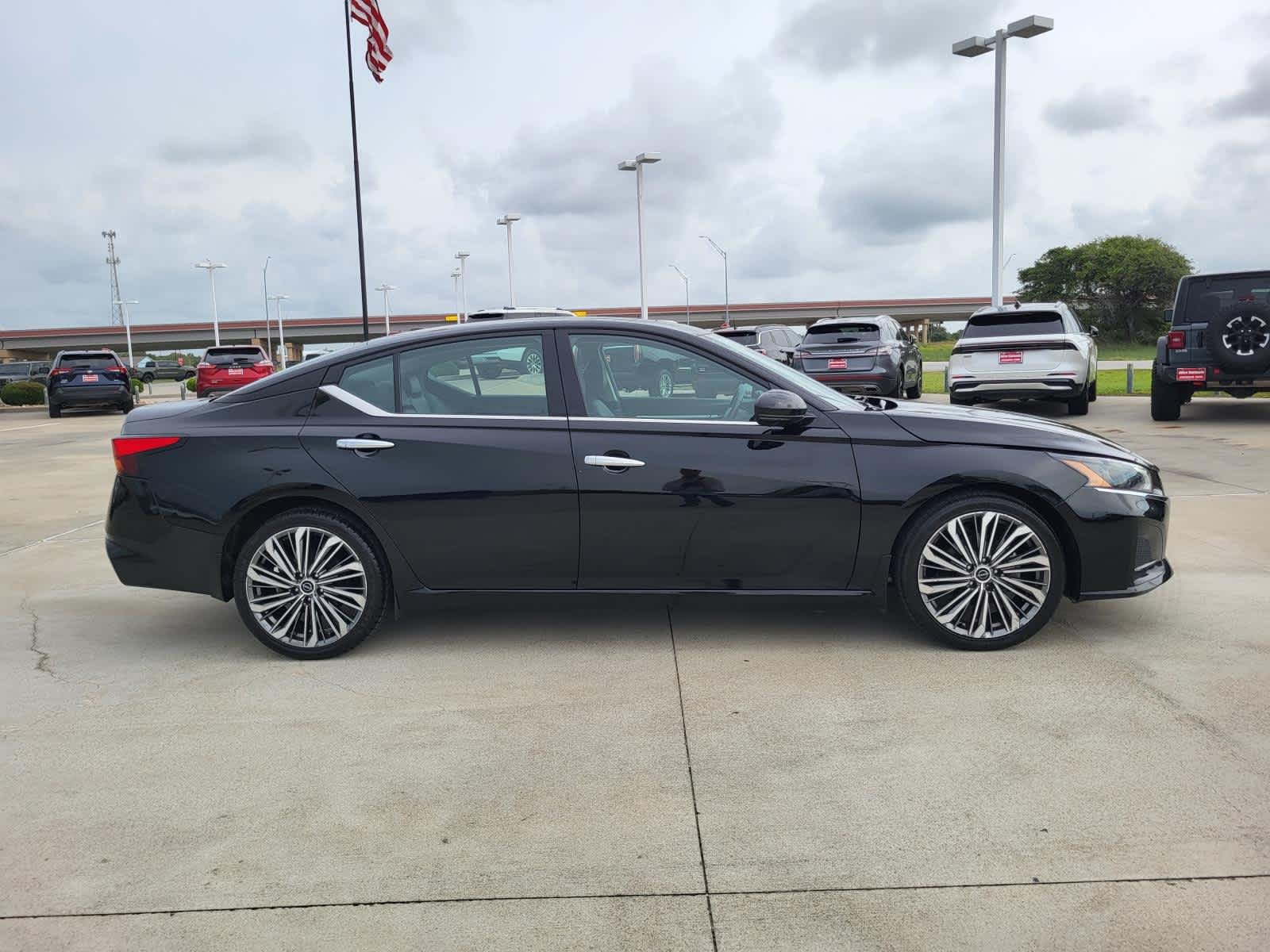 Used 2023 Super Black Nissan 2.5 SL image 6