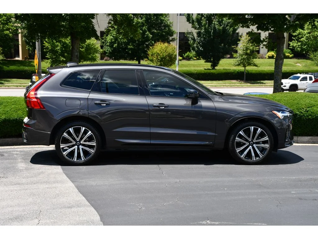 Used 2022 Platinum Grey Metallic Volvo R-Design image 3