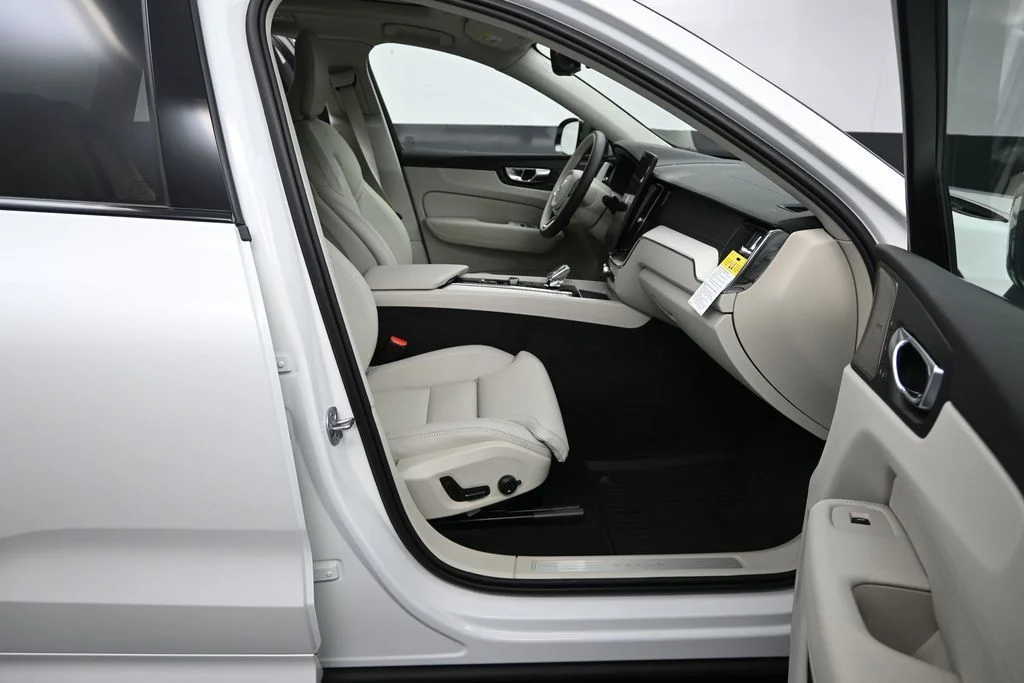 New 2026 Crystal White Volvo T8 Ultra image 18