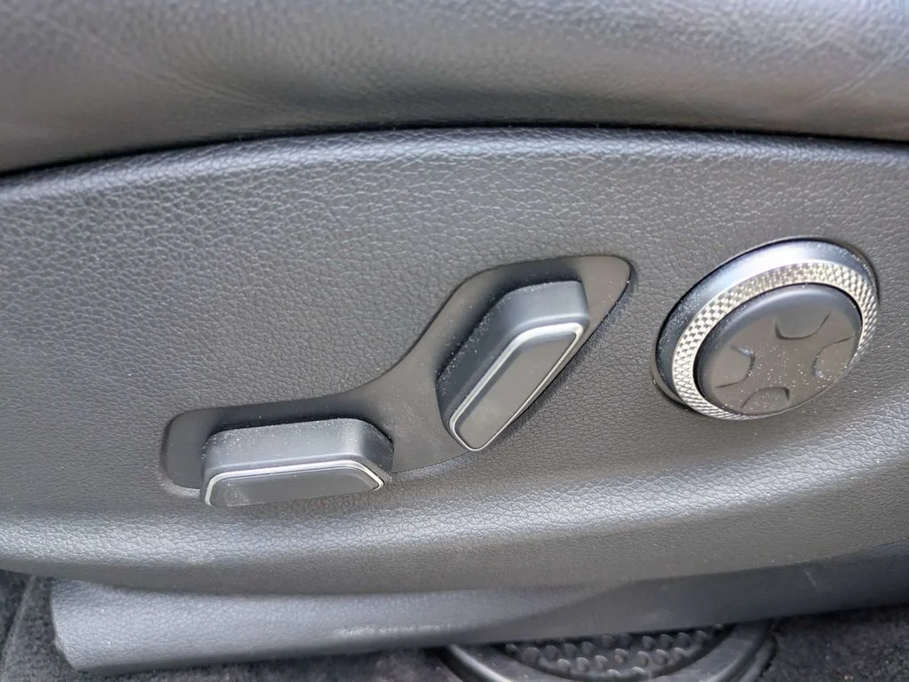 Used 2025 Silver Genesis 2.5T image 22