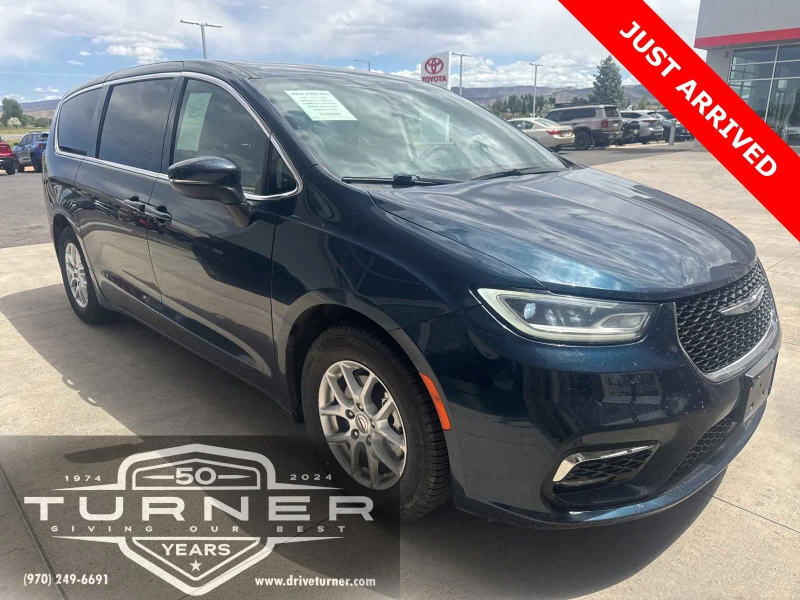 2023 Chrysler Pacifica Touring L's photo