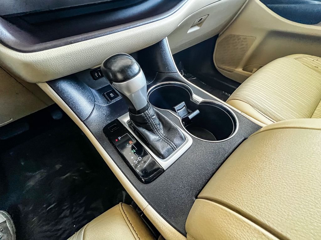 Used 2015 Blizzard Pearl Toyota LE Plus V6 image 24