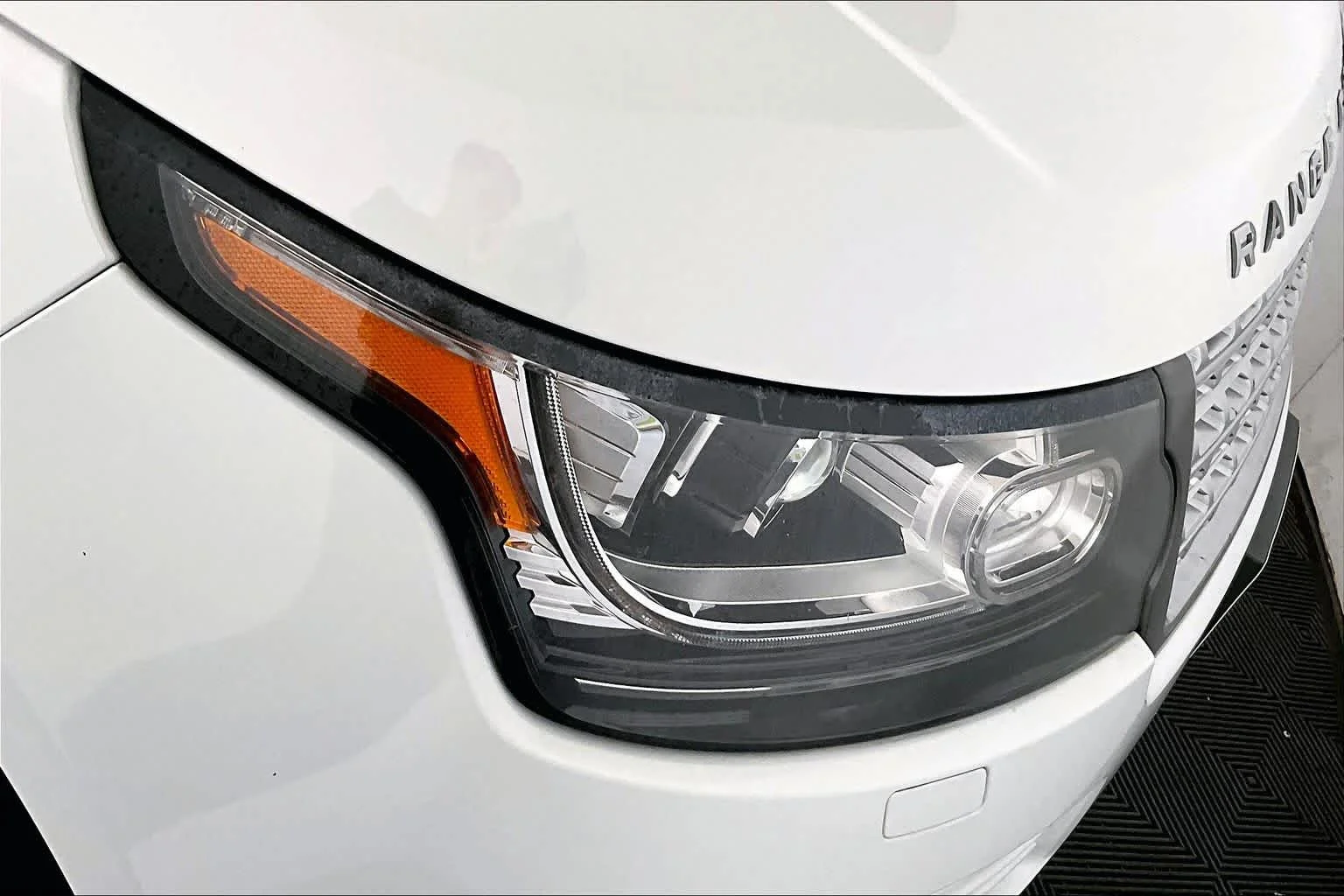 Used 2016 Fuji White Land Rover Supercharged image 27