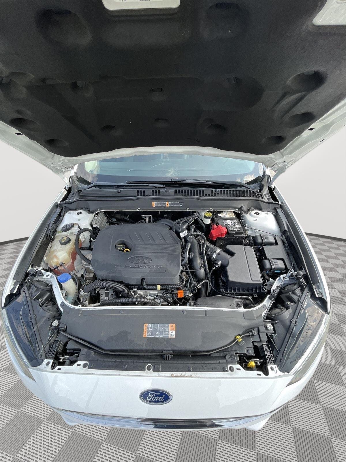 Used 2018 Oxford White Ford SE image 8
