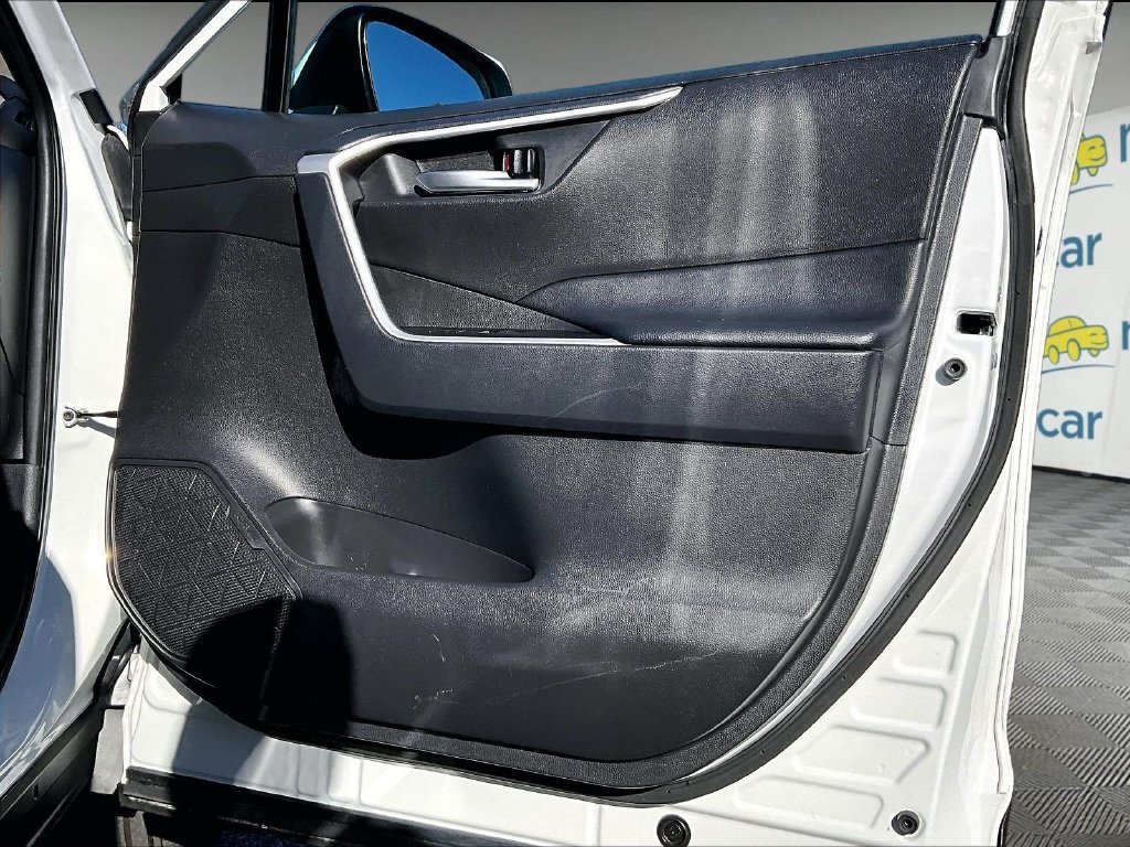 Used 2025 White Toyota XLE image 12