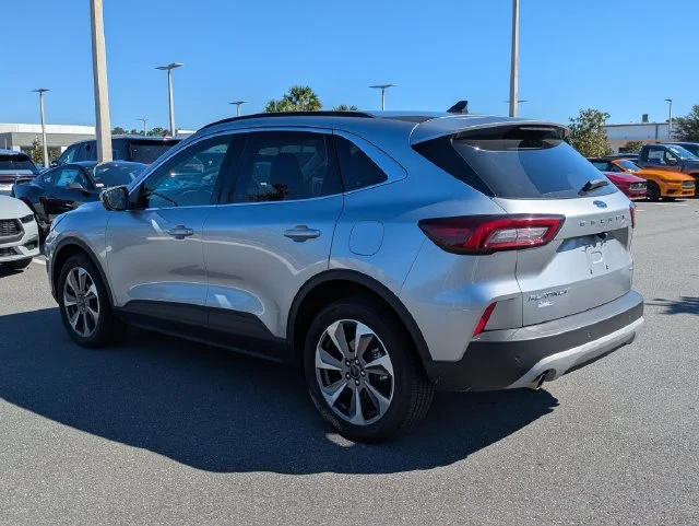 Used 2023 Silver Metallic Ford Platinum image 5