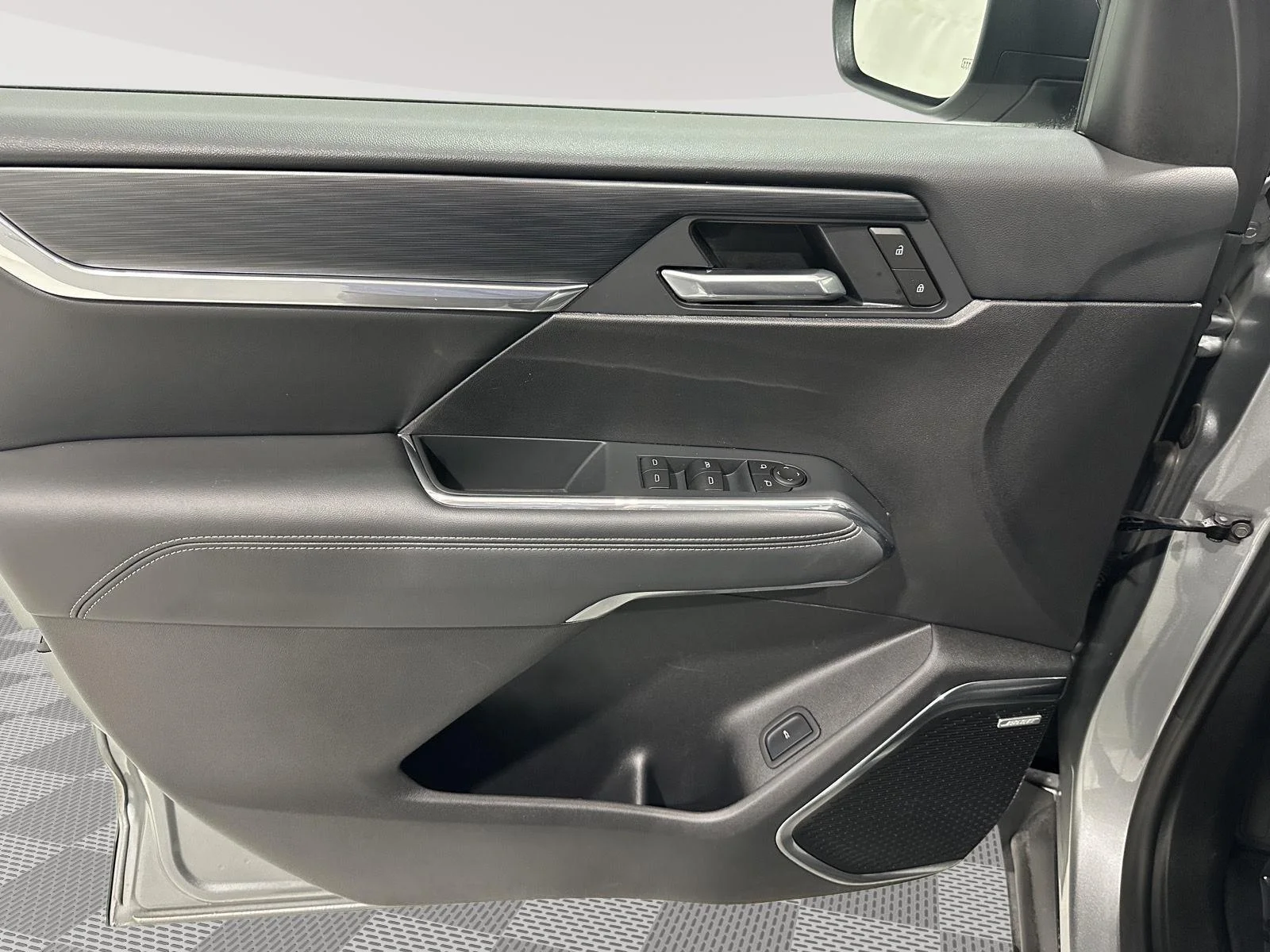 Used 2025 Sterling Metallic GMC Elevation image 22