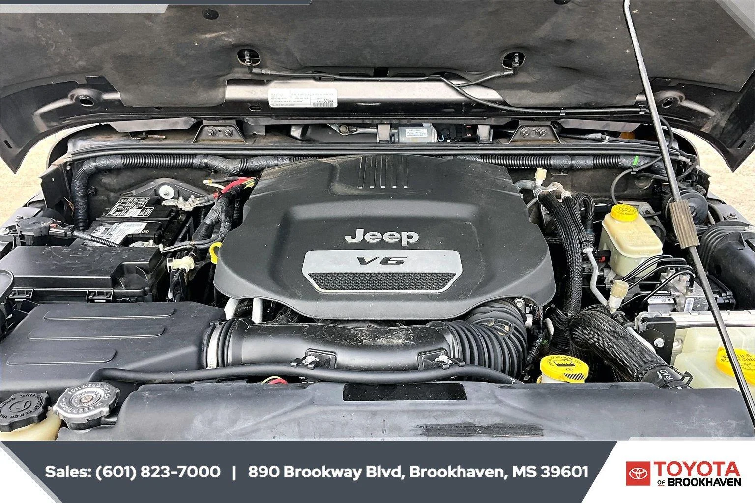 Used 2016 Granite Crystal Metallic Clearcoat Jeep Sahara image 8