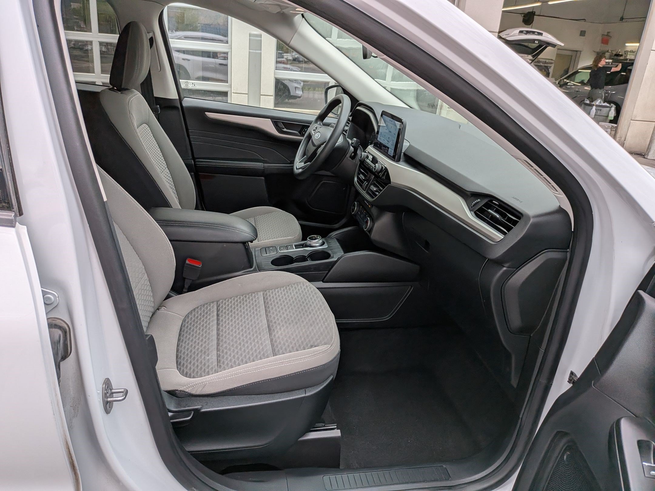 Used 2022 Oxford White Ford SE image 30