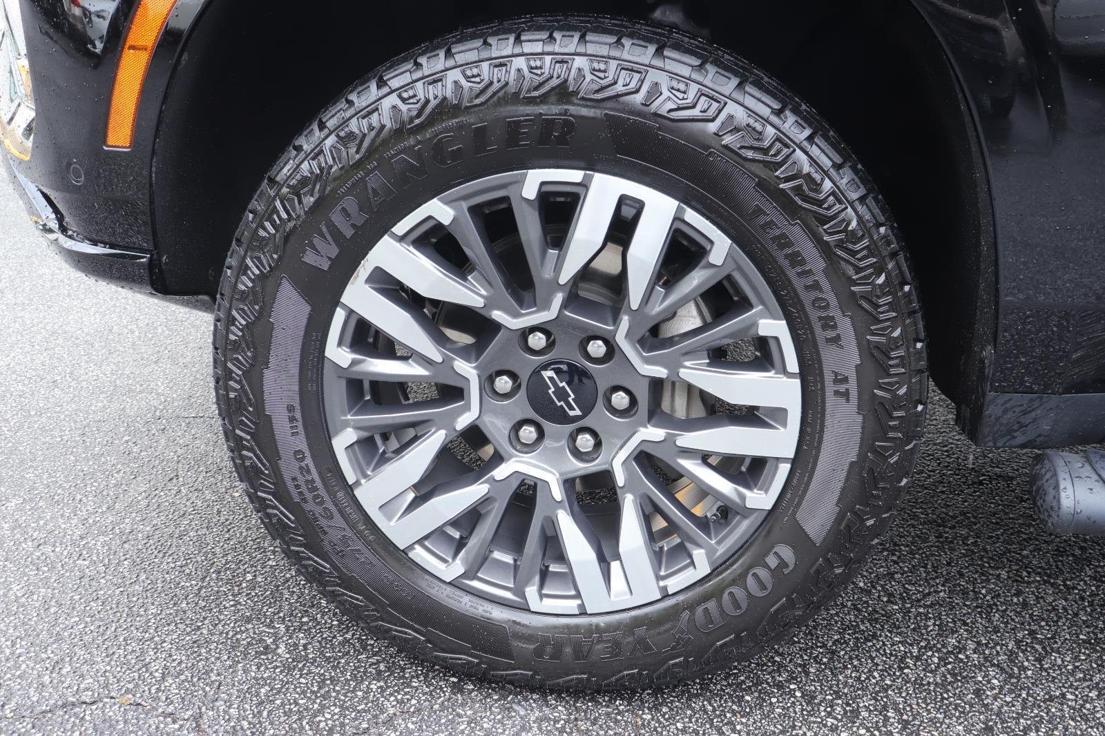 Used 2025 Black Chevrolet Z71 image 42