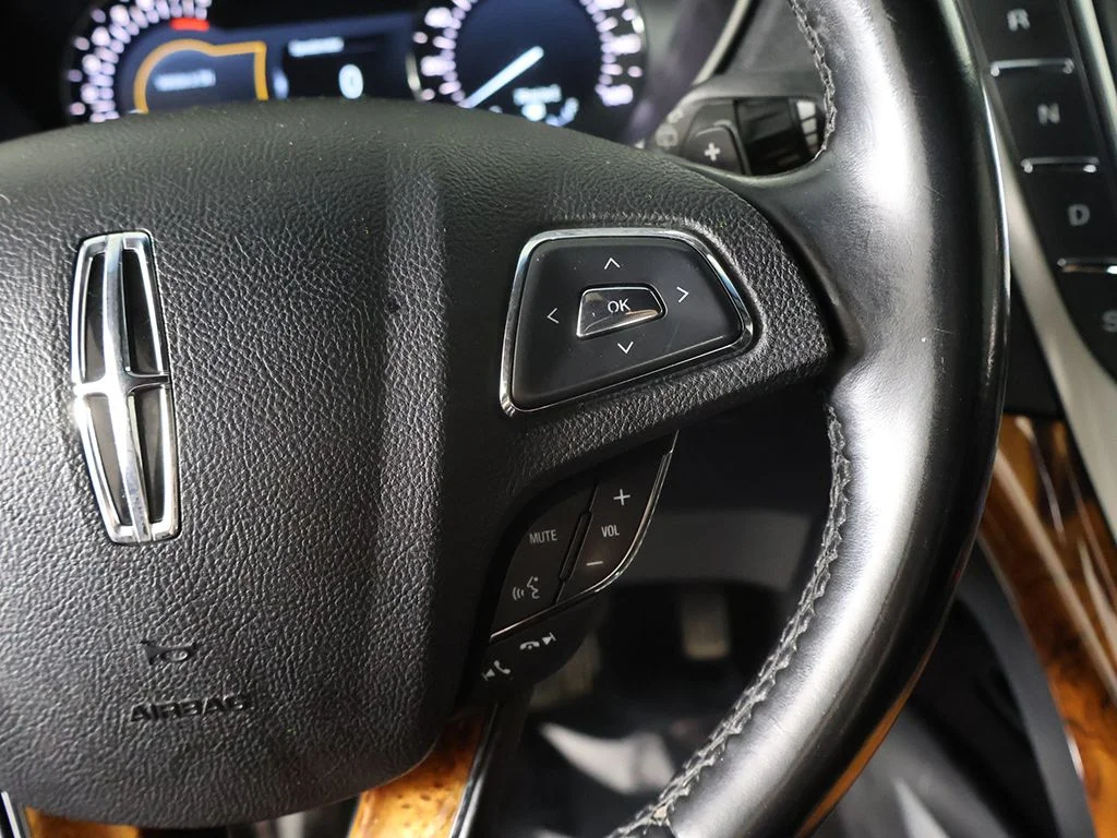 Used 2017 Black Lincoln Select image 39
