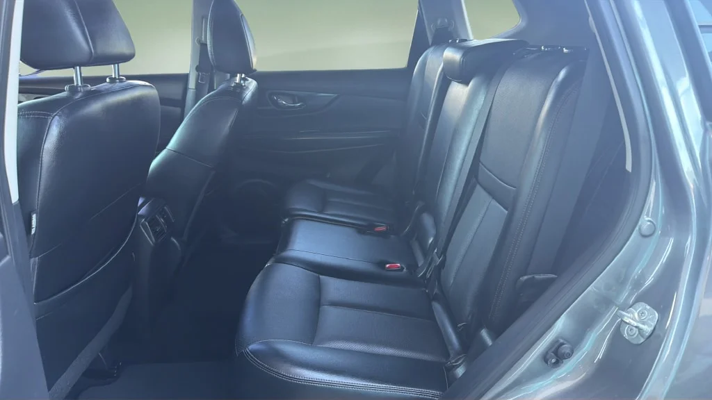 Used 2018 Gun Metallic Nissan SL image 11