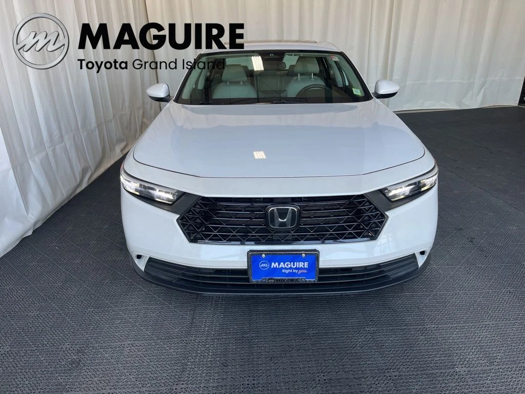 Used 2023 White Honda EX image 33