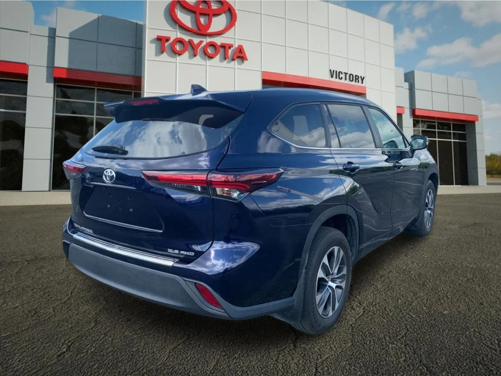 Used 2024  Toyota XLE image 3