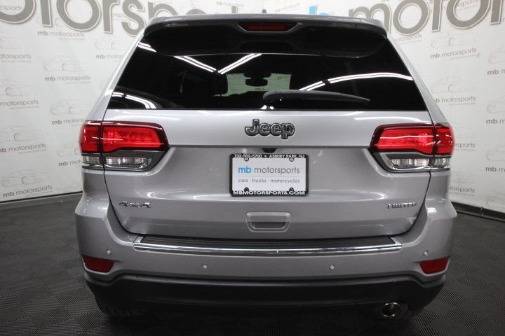 Used 2020 Silver Jeep Limited image 4