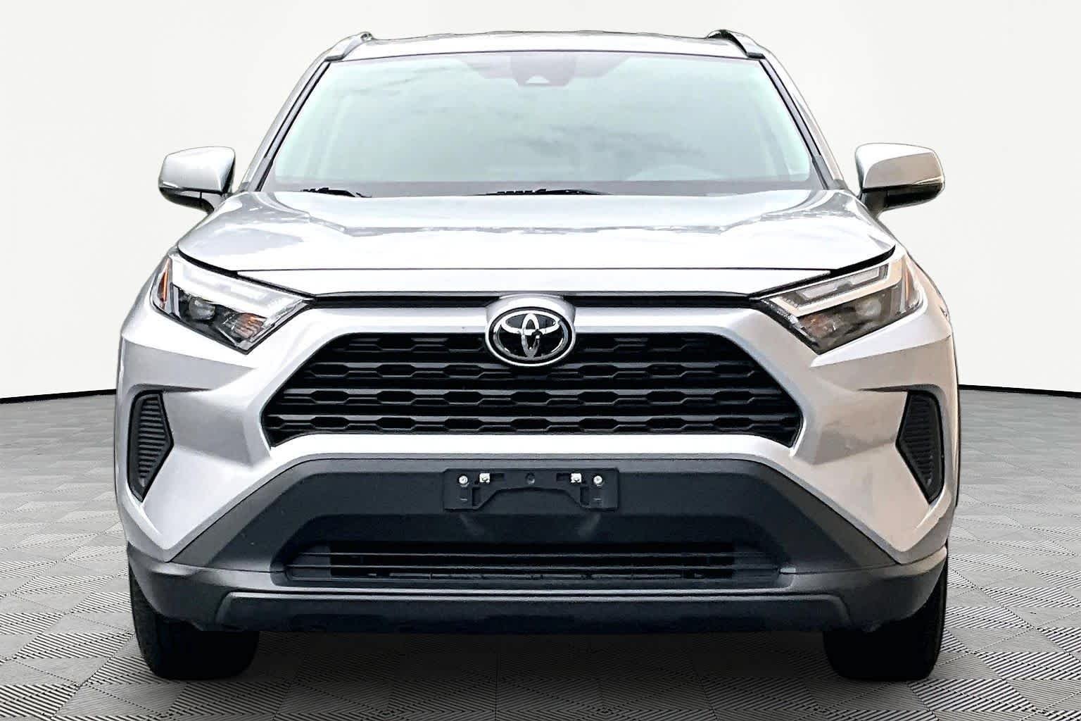 Used 2025 Silver Sky Metallic Toyota XLE image 4