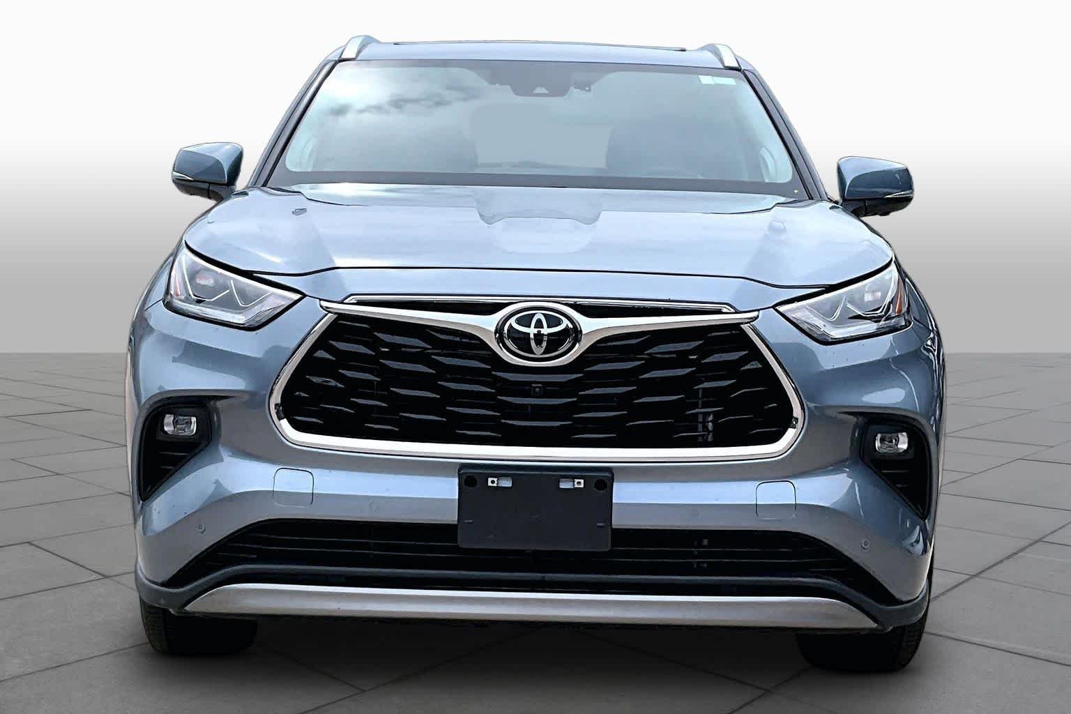 Used 2024 Moon Dust Toyota Platinum image 3