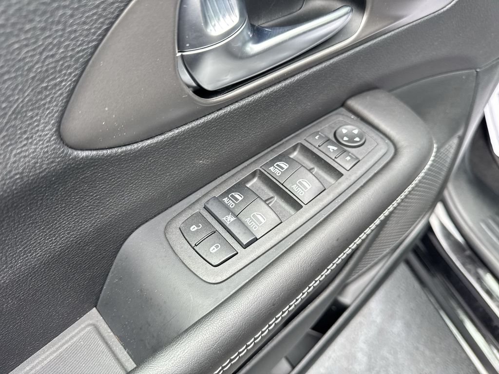2027 Chrysler Pacifica Limited - Photo 13