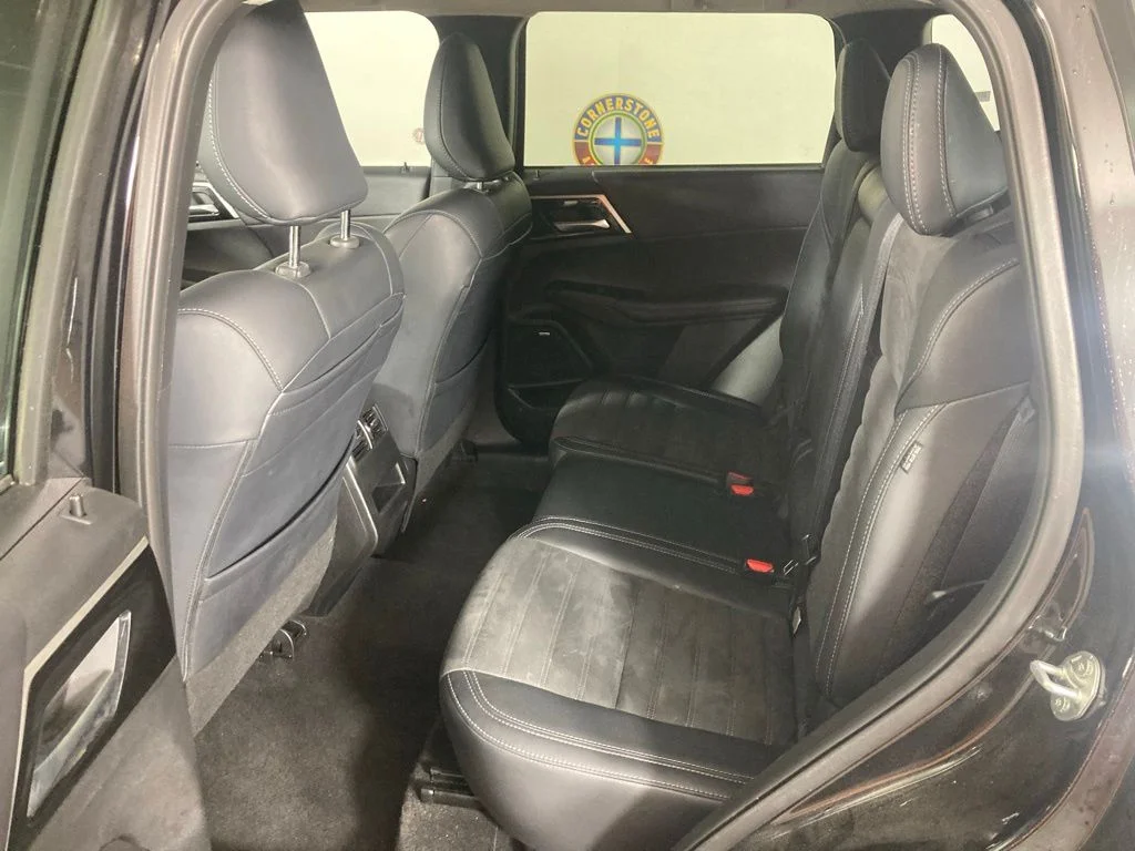Used 2025  Mitsubishi SE image 13