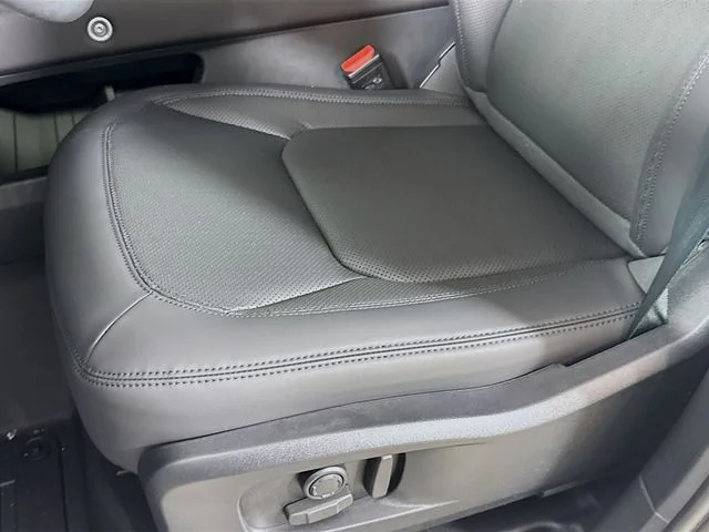 New 2026 Fuji White Land Rover X-Dynamic SE image 22