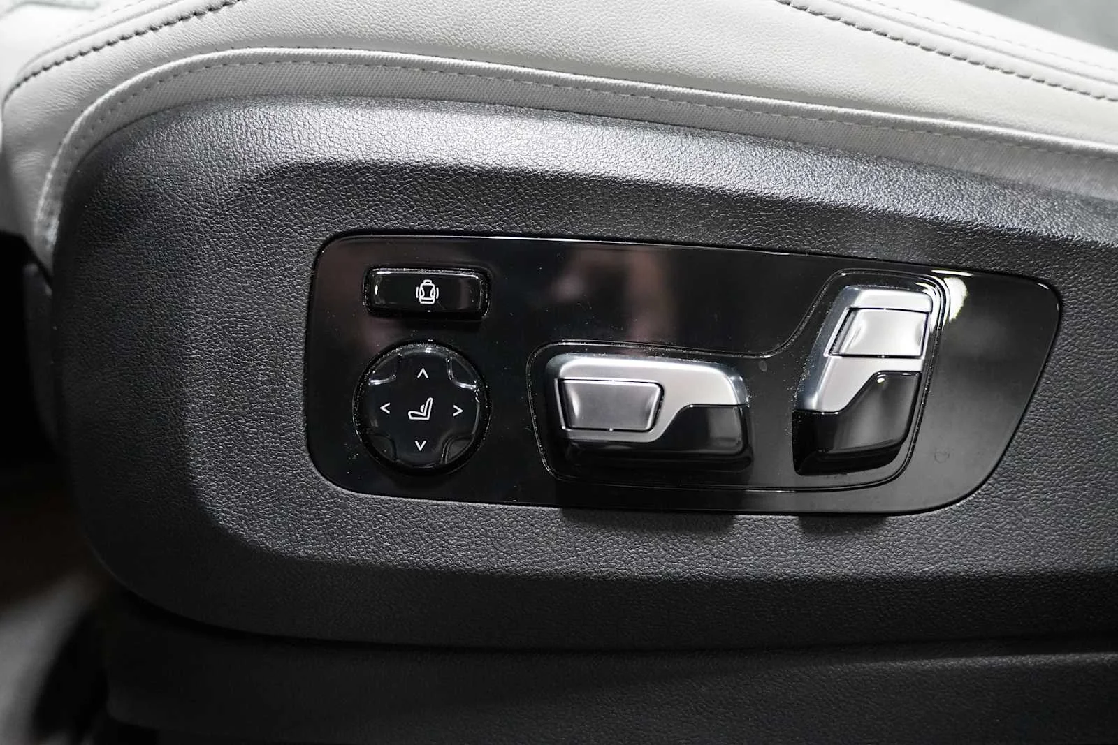 Certified Used 2024 Black Sapphire Metallic BMW xDrive40i image 11