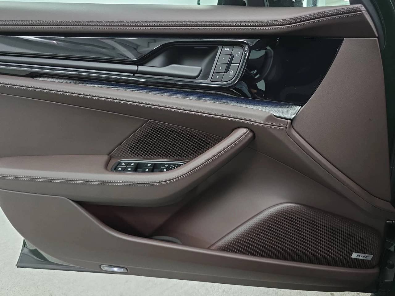 New 2026 Oak Green Metallic Neo Porsche  image 22