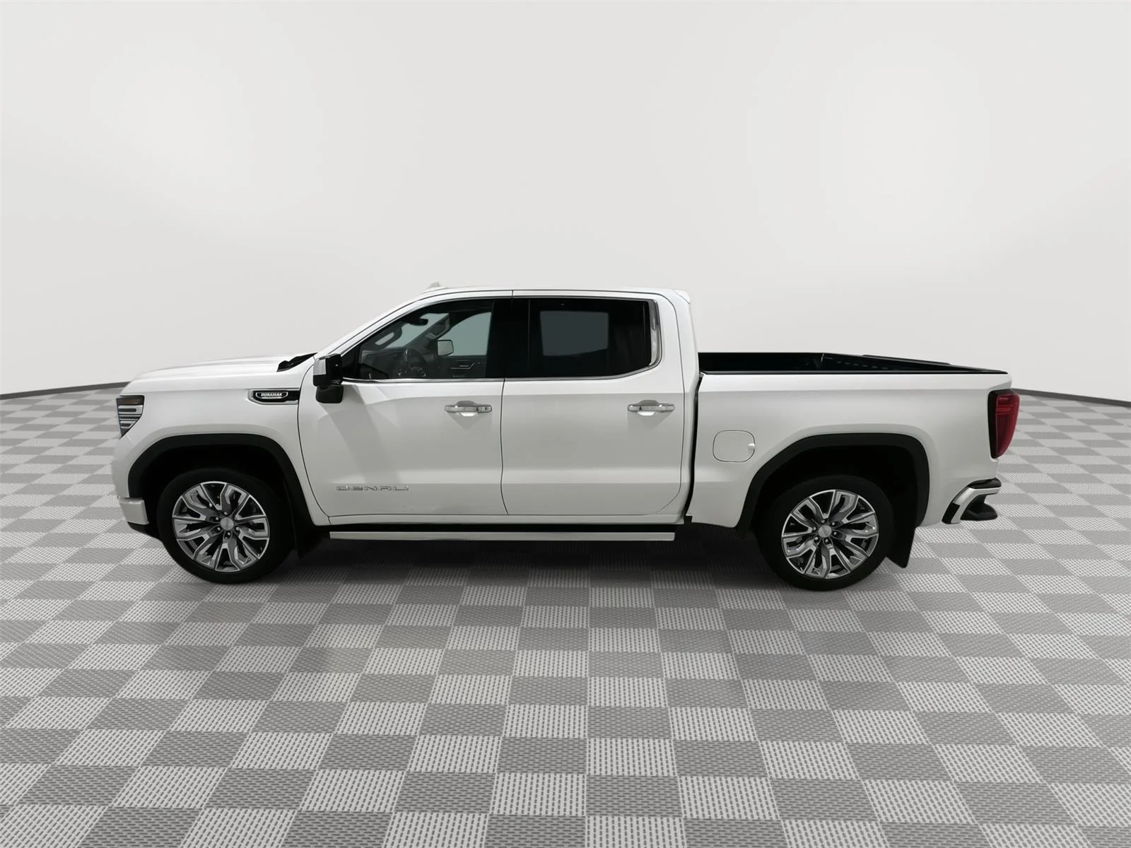 Used 2024 White Frost Tricoat GMC Denali image 2