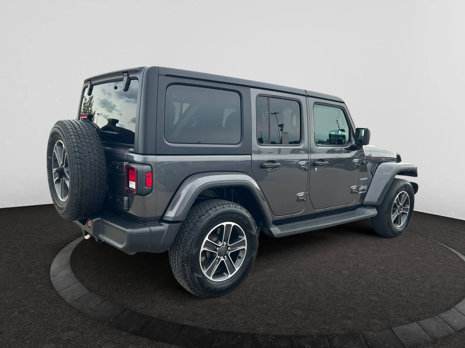 Used 2023 Granite Crystal Metallic Jeep SAHARA image 5