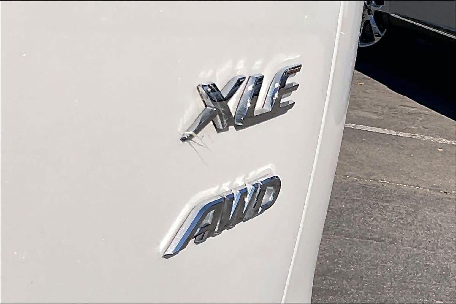 Used 2022 Wind Chill Pearl Toyota XLE image 9