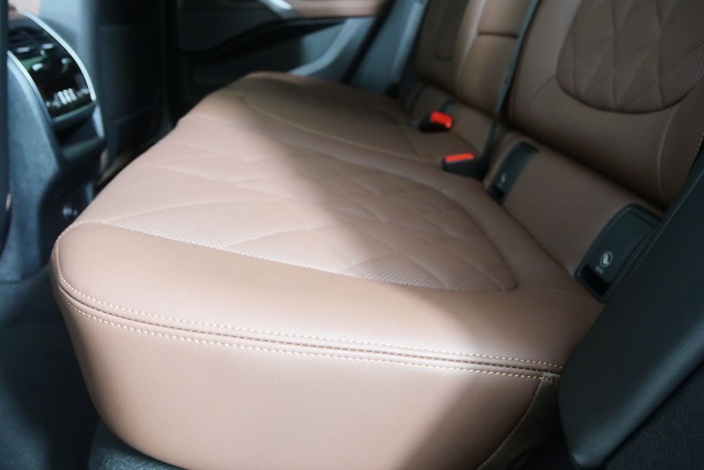 Used 2027 Green Metallic BMW xDrive40i image 14