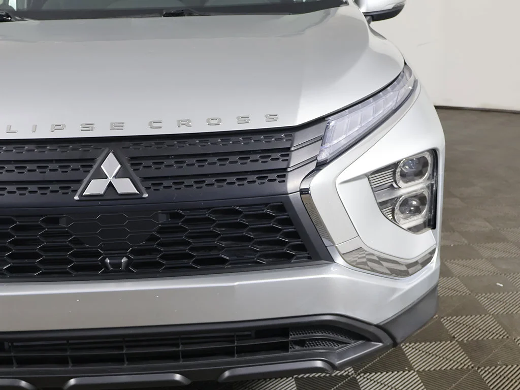 Used 2024 Silver Mitsubishi ES image 12