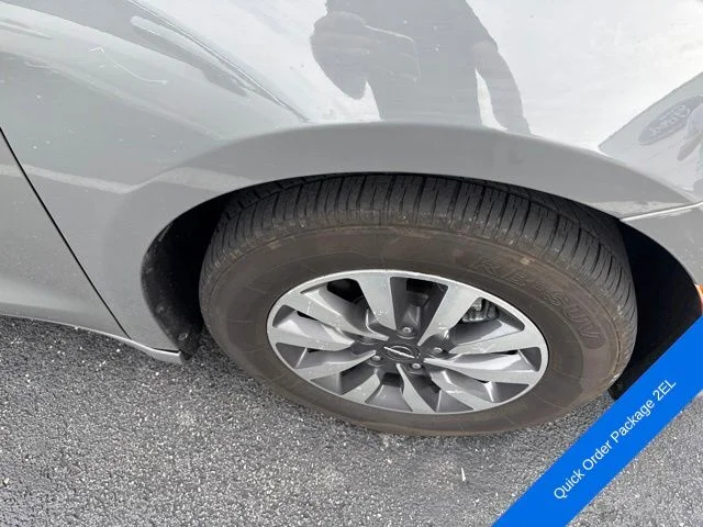 Used 2022 Ceramic Gray Clearcoat Chrysler Touring L image 4