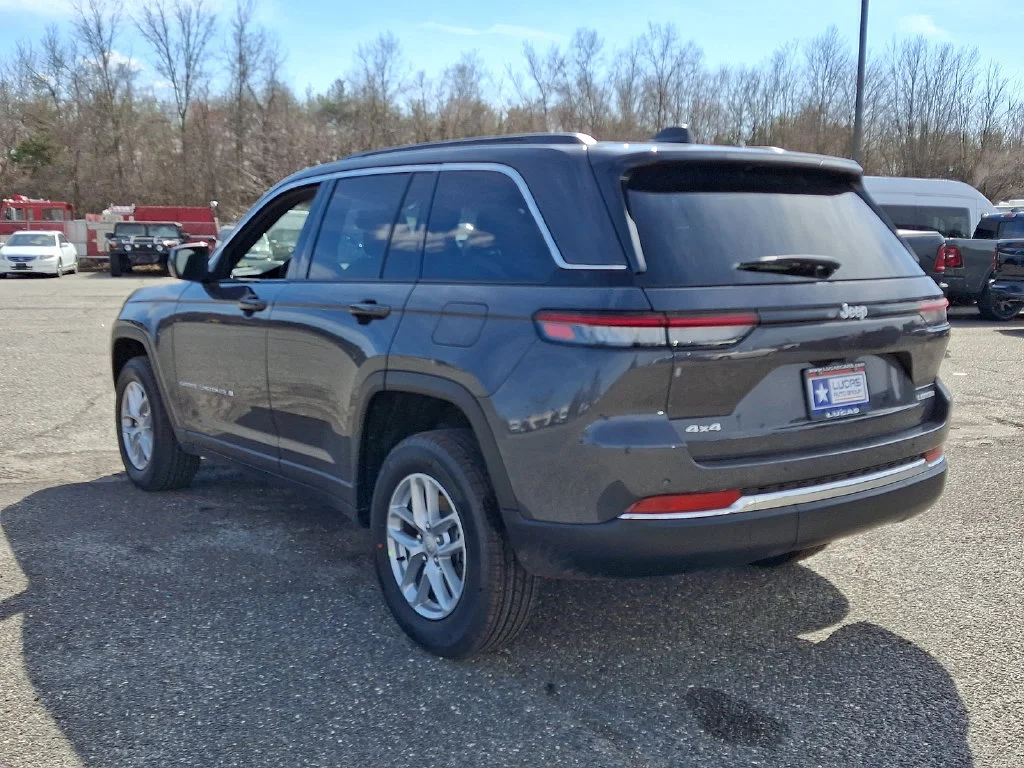 New 2026 Baltic Gray Metallic Clear-Coat Exterior Paint Jeep Laredo X image 6