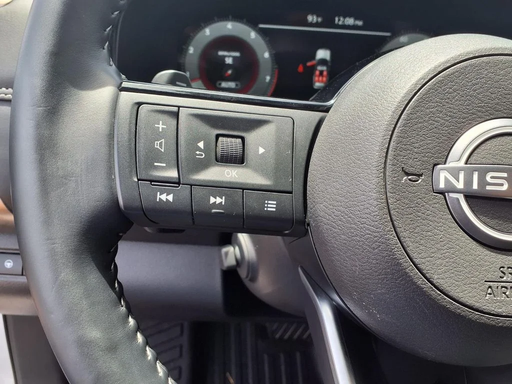 Used 2025 White Nissan Platinum image 10