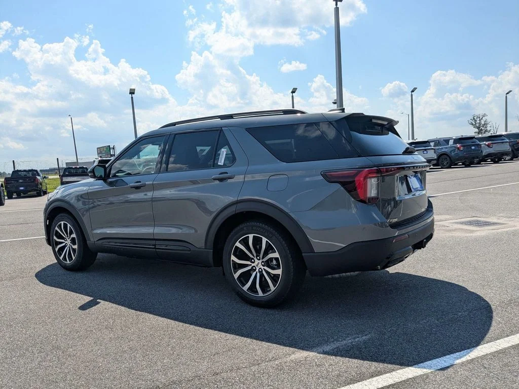 New 2027 Carbonized Gray Metallic Ford ST-Line image 8