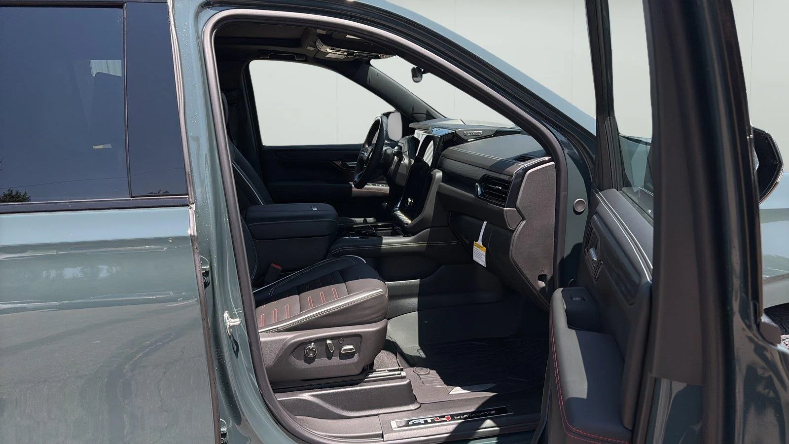 2026 GMC Yukon AT4 Ultimate - Photo 11
