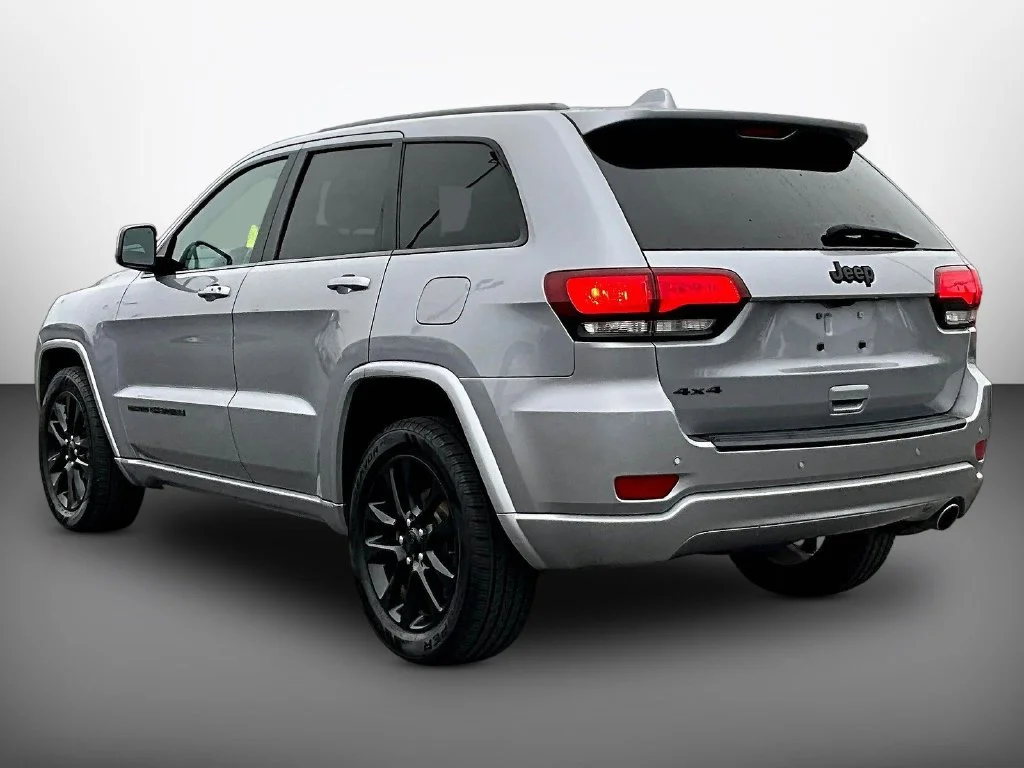 Used 2020 Silver Jeep Altitude image 4