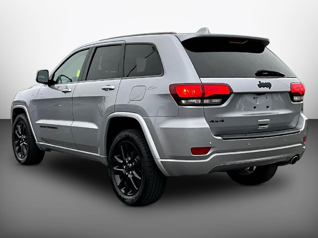 Used 2020 Silver Jeep Altitude image 4