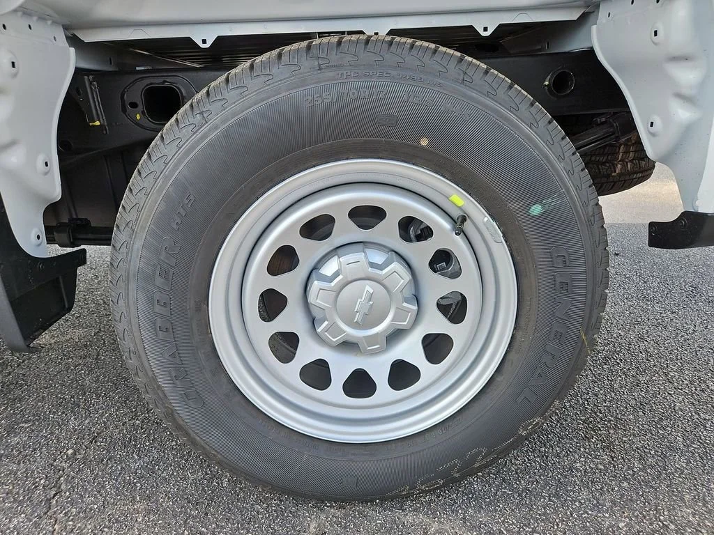 New 2026 Summit White Chevrolet WT image 29