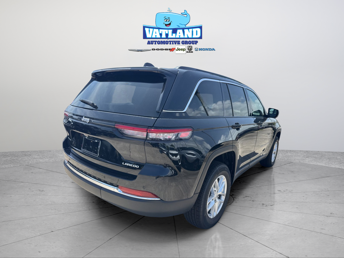 New 2026 Diamond Black Crystal Pearl-Coat Exterior Paint Jeep Laredo X image 5