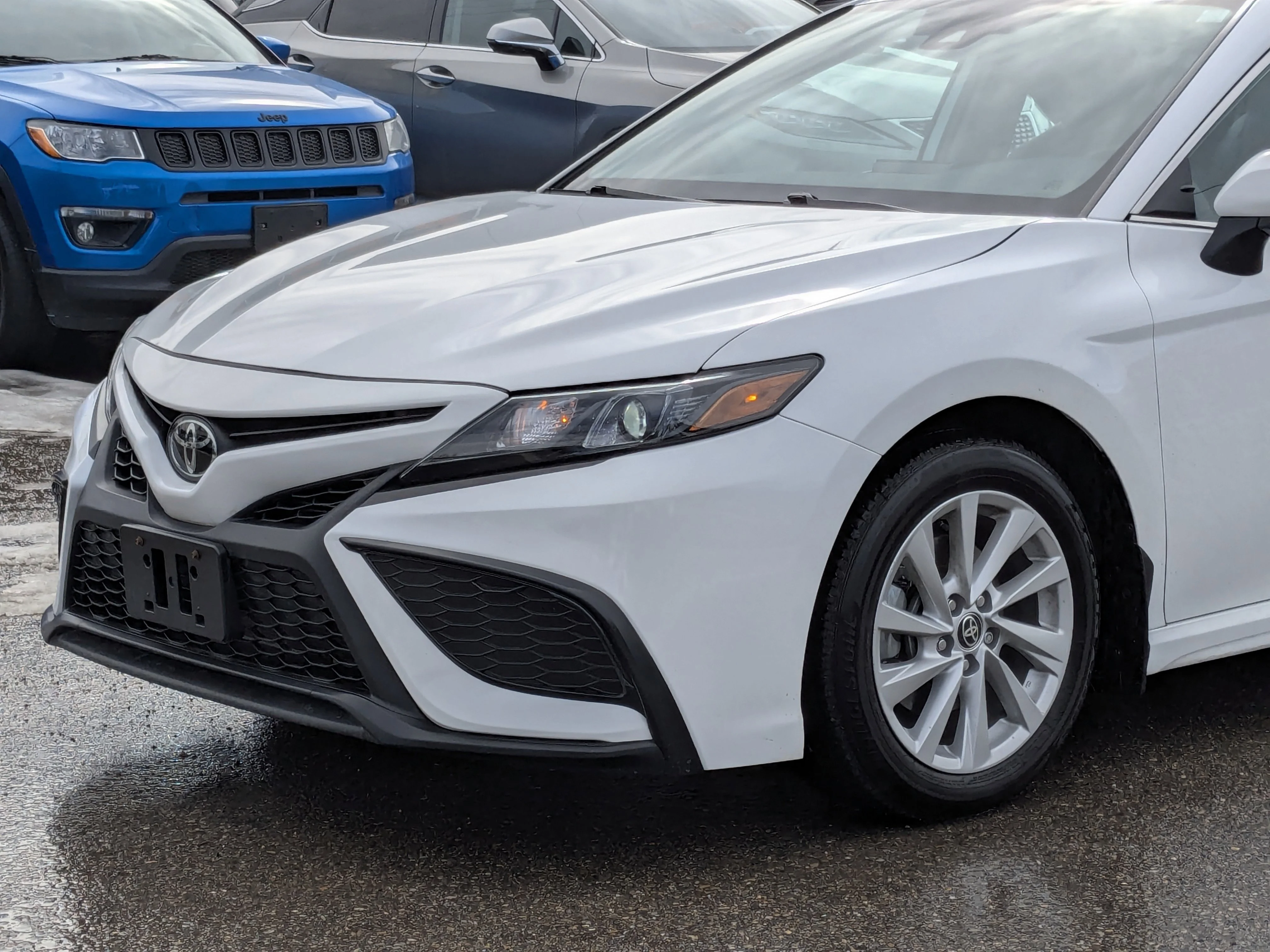 Used 2024 White Toyota SE - Toyota Safety Sense - Heated Seats & More image 9