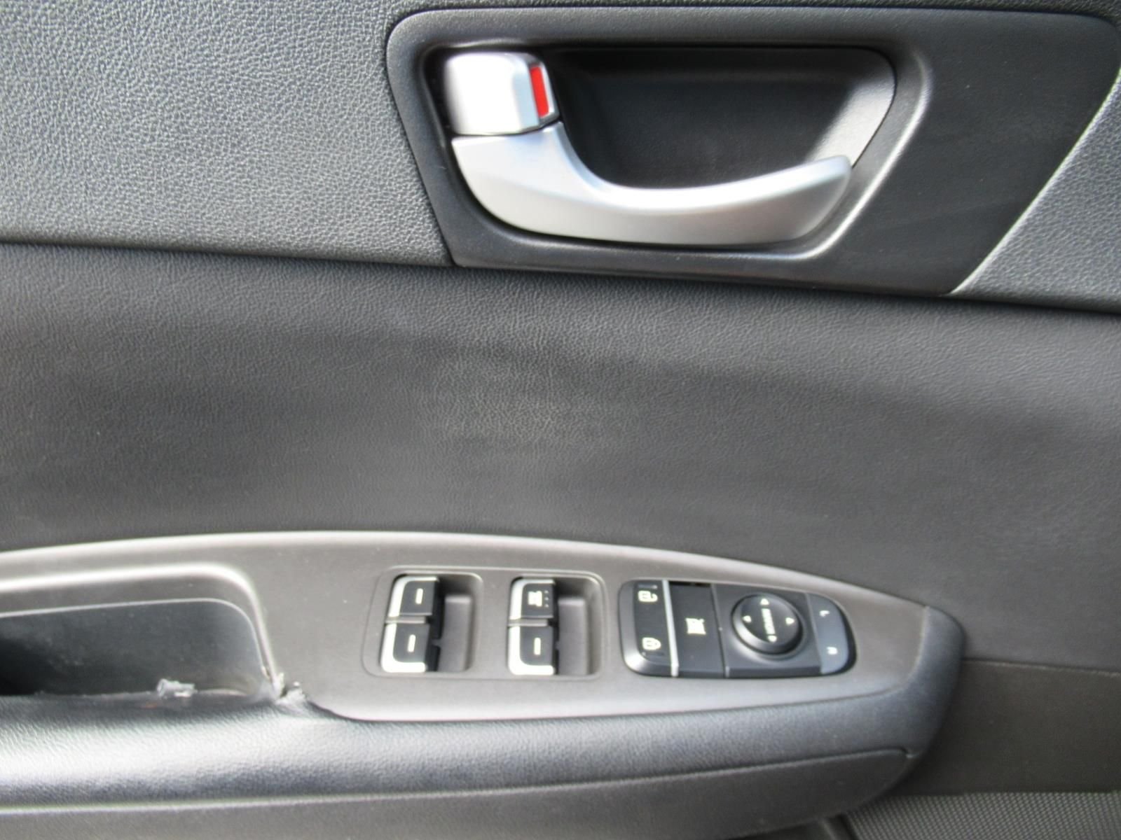 Used 2018 Silver Kia LX image 21