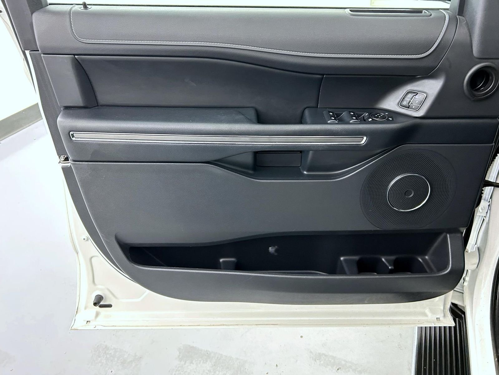 Used 2023 White Ford XLT image 9