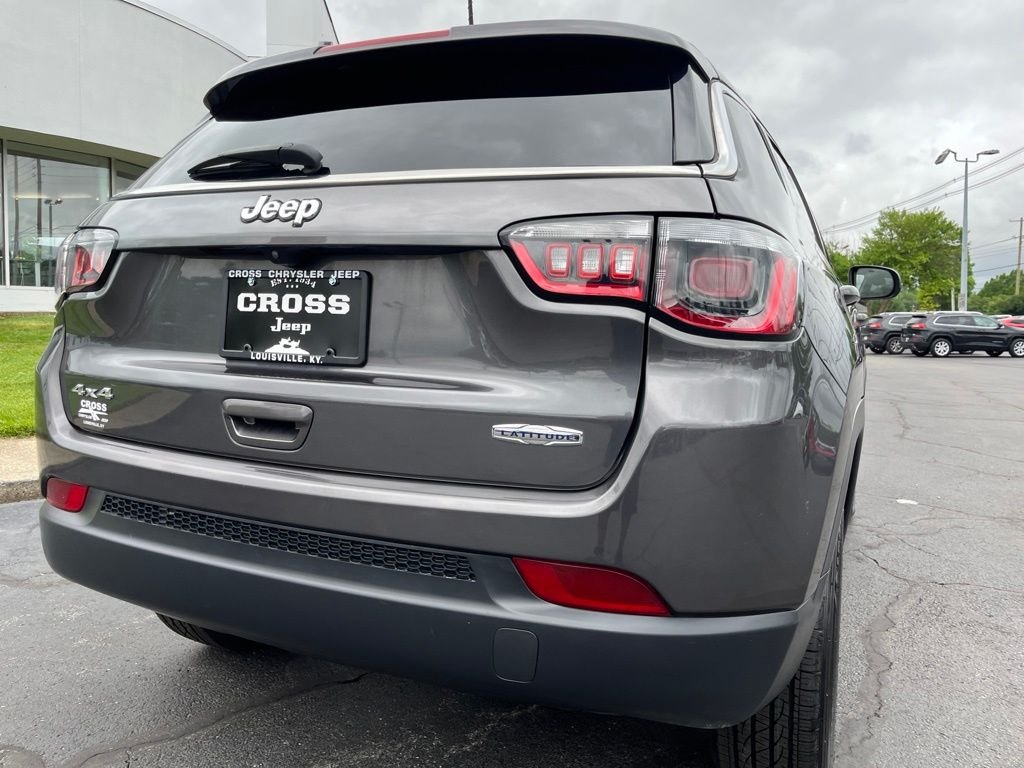 Used 2022 Crystal Metallic Jeep Latitude image 36