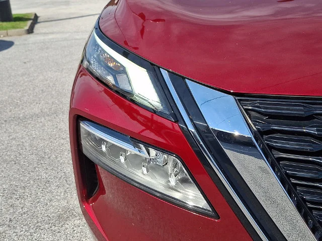Used 2023 Red Nissan SV image 9