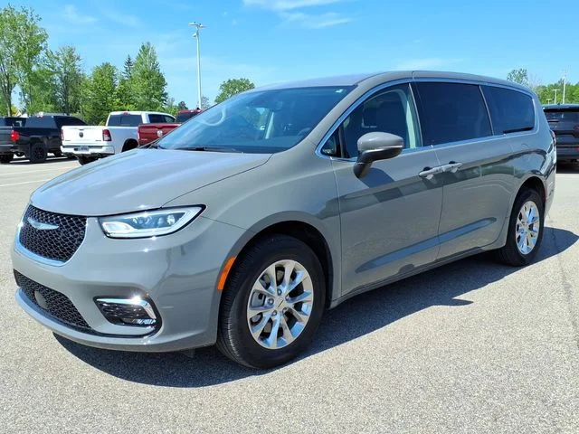 2023 Chrysler Pacifica Touring L AWD's photo